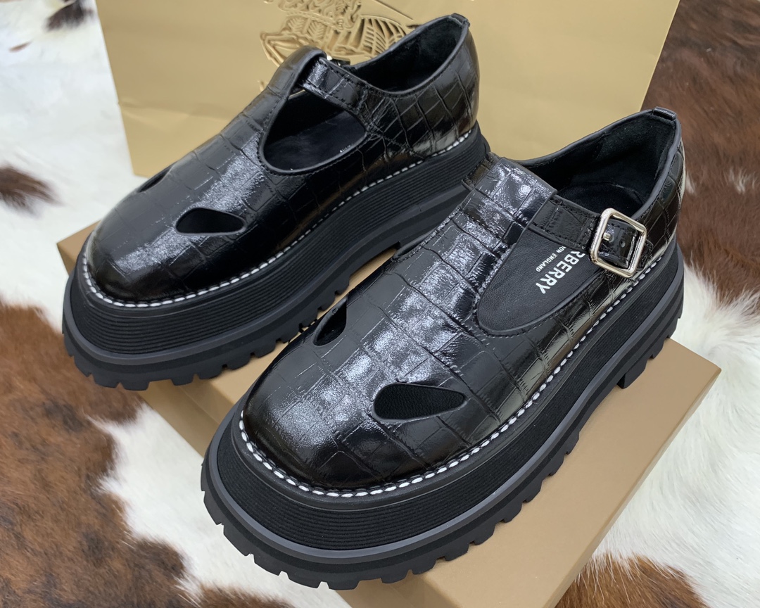 [152] 버버리 악어무늬 소가죽 청키 굽 슈즈 5cm burberry