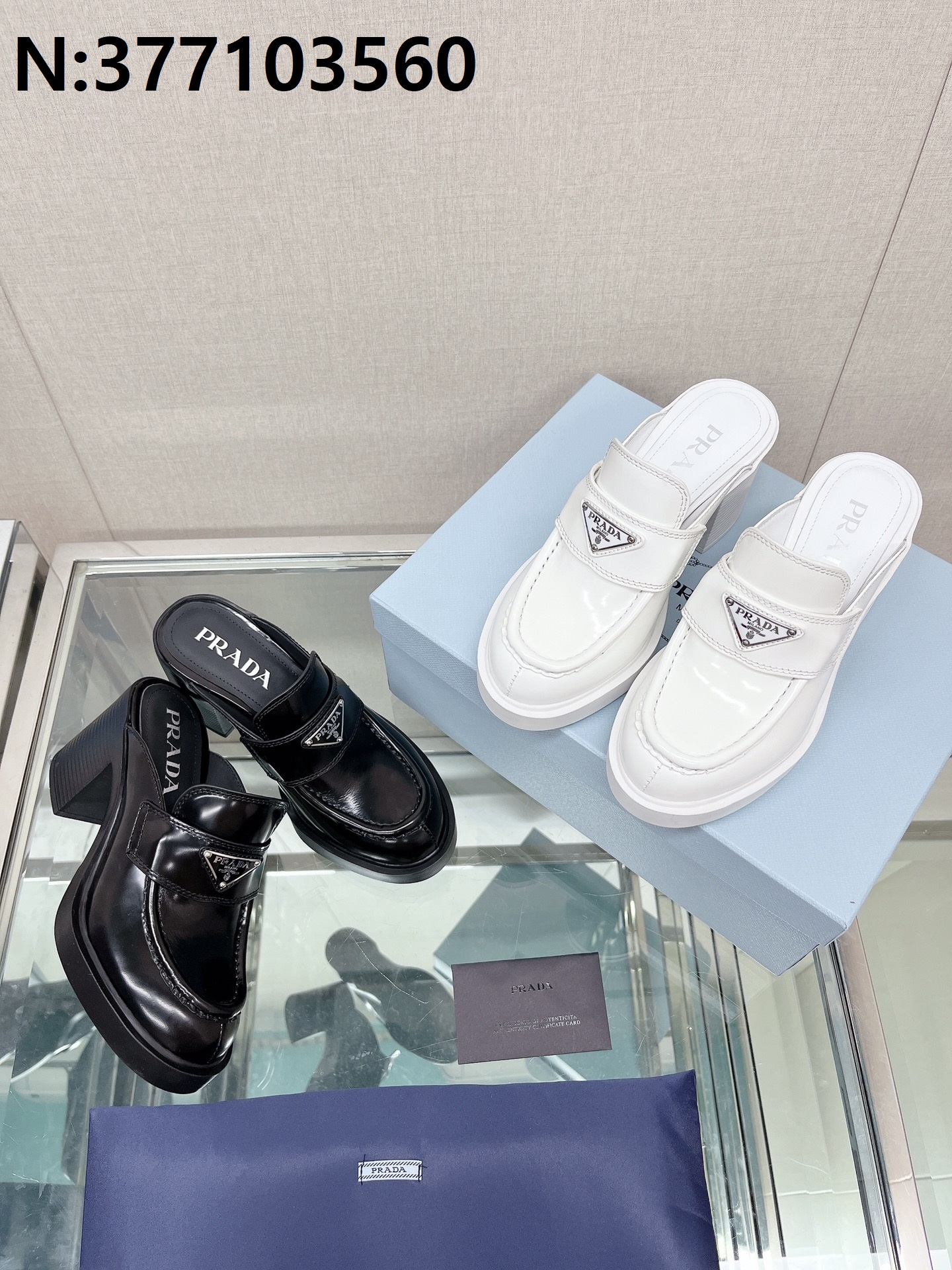 [AN3] 프라다 세모 모노그램 레더 통굽 샌들 힐 8.5cm 2컬러 Prada