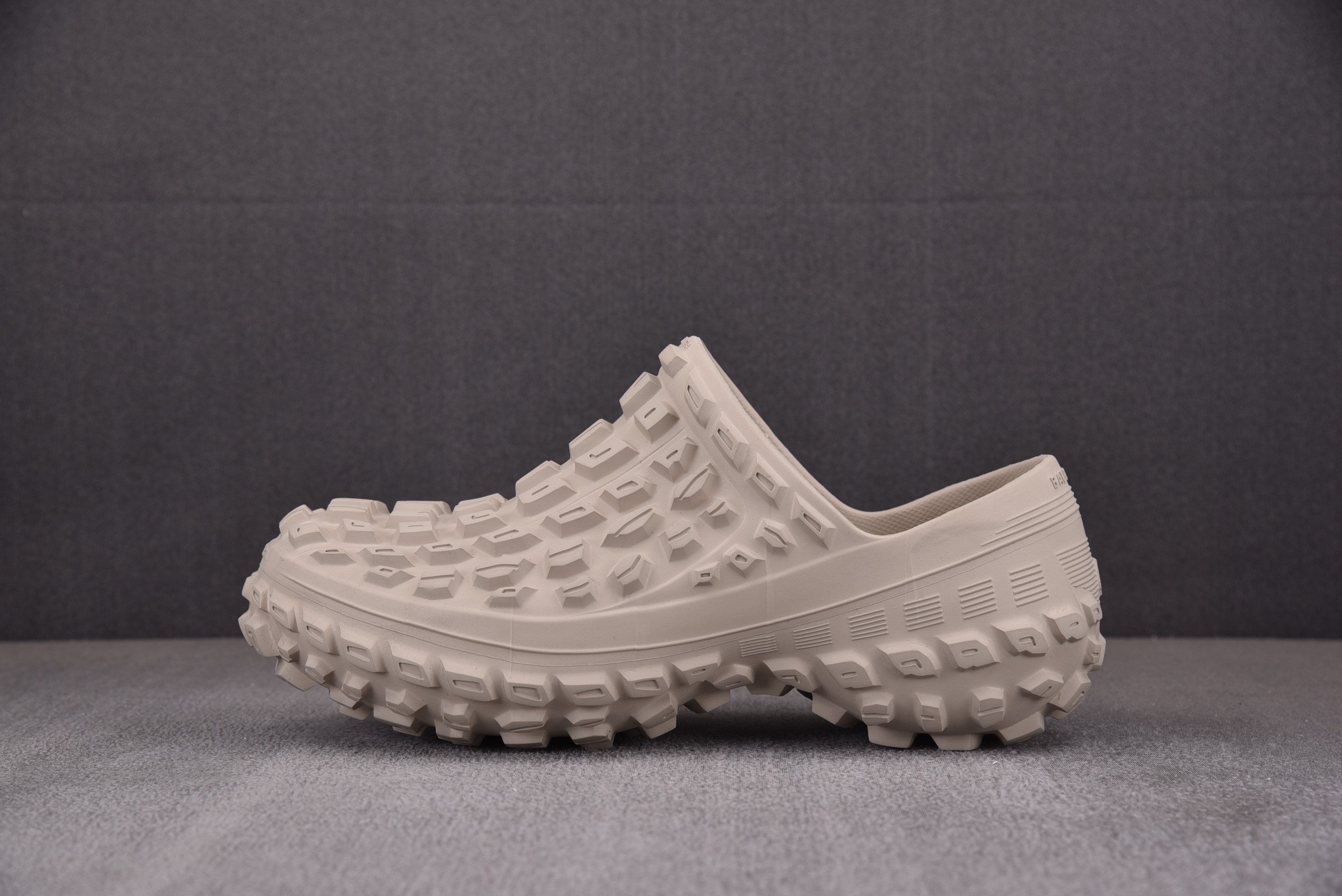  발렌시아가 디펜더 Balenciaga Defender 베이지 