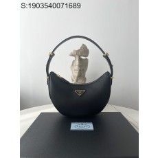 black frame 공장 프라다...