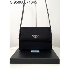black frame 공장 프라다...