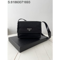 black frame 공장 프라다...