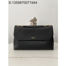 black frame 공장 프라다...