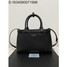 black frame 공장 프라다...