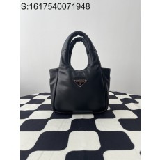 black frame 공장 프라다...
