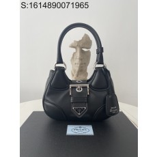 black frame 공장 프라다...