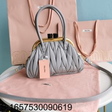 [JHL] 미우미우 마테라쎄 벨 나파 가죽 핸드백 27*17*9cm 그레이 