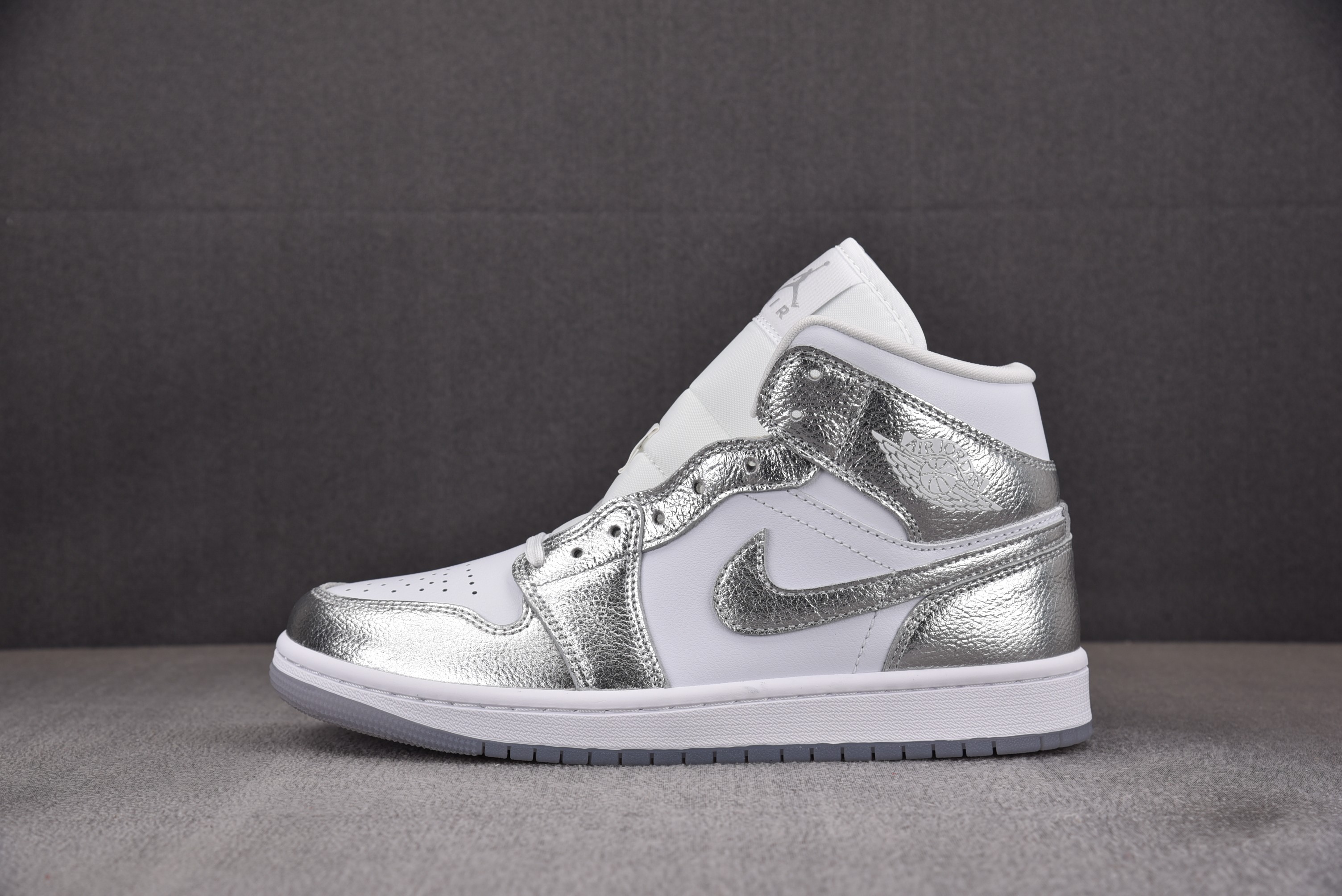 [CJ]에어 조던 1 미드 WMNS Air Jordan 1 Mid SE Metallic Silver 메탈릭 실버 FN5031-100 