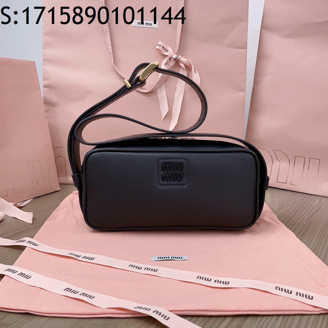 [JHL] 미우미우 엠보스 로고 크로스바디백 5BC158 24*11.5*7cm 블랙 