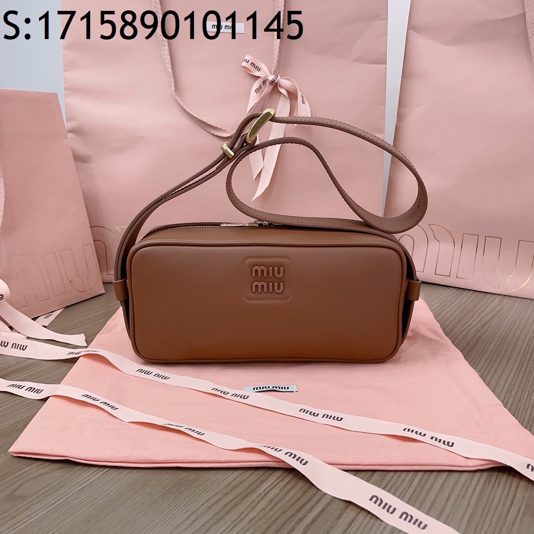 [JHL] 미우미우 엠보스 로고 크로스바디백 5BC158 24*11.5*7cm 꼬냑 