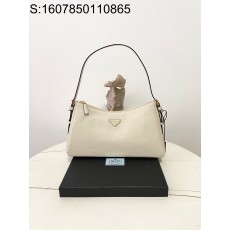 black frame 공장 프라다...