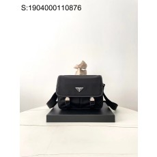black frame 공장 프라다...