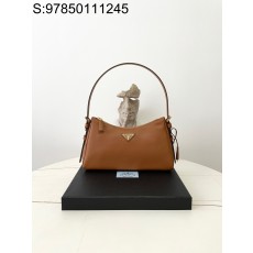 black frame 공장 프라다...