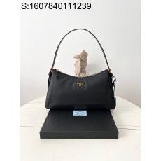 black frame 공장 프라다...