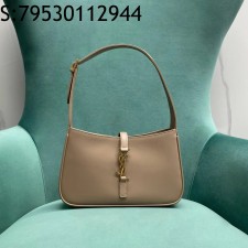 Pomegrante 생로랑 페이턴트 가죽 소재의 LE 5 A 7 호보백 657228 24.5*6*15cm 스톤