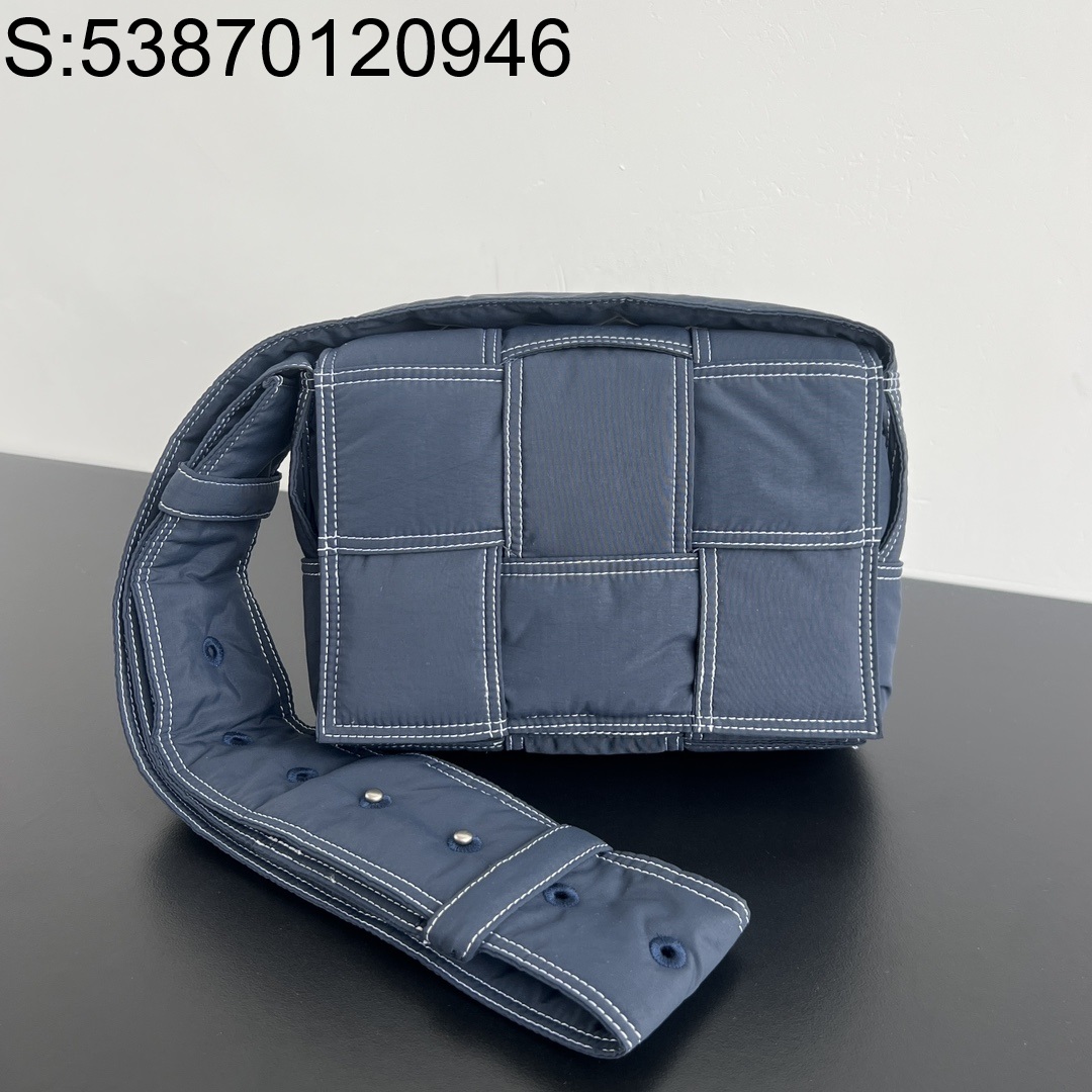 징 팩토리 보테가베네타 스몰 패딩 테크 카세트 크로스바디백 다크 블루 795675 23*14*7.5cm 