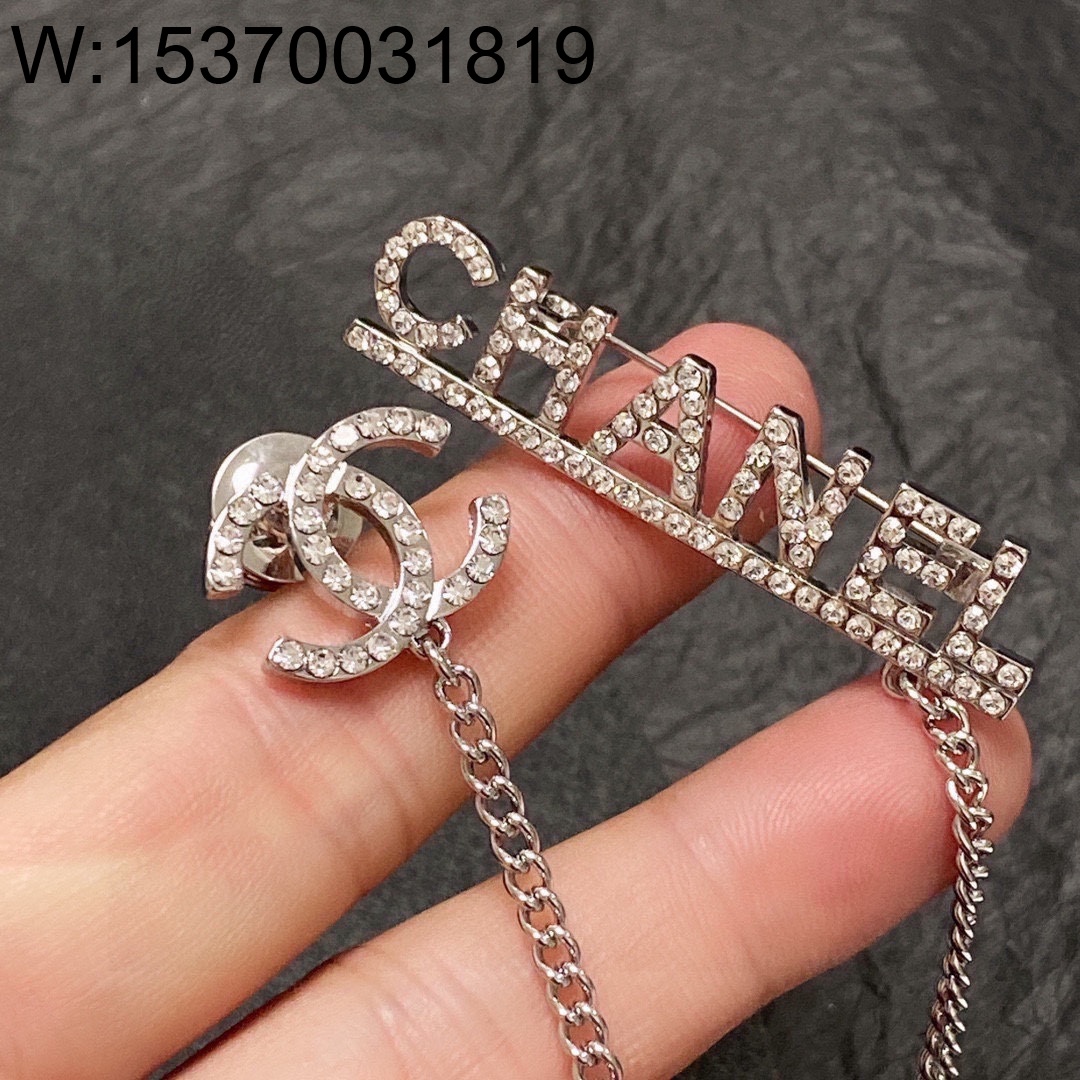 AGG 샤넬 모노그램 로고 큐빅 체인 브로치