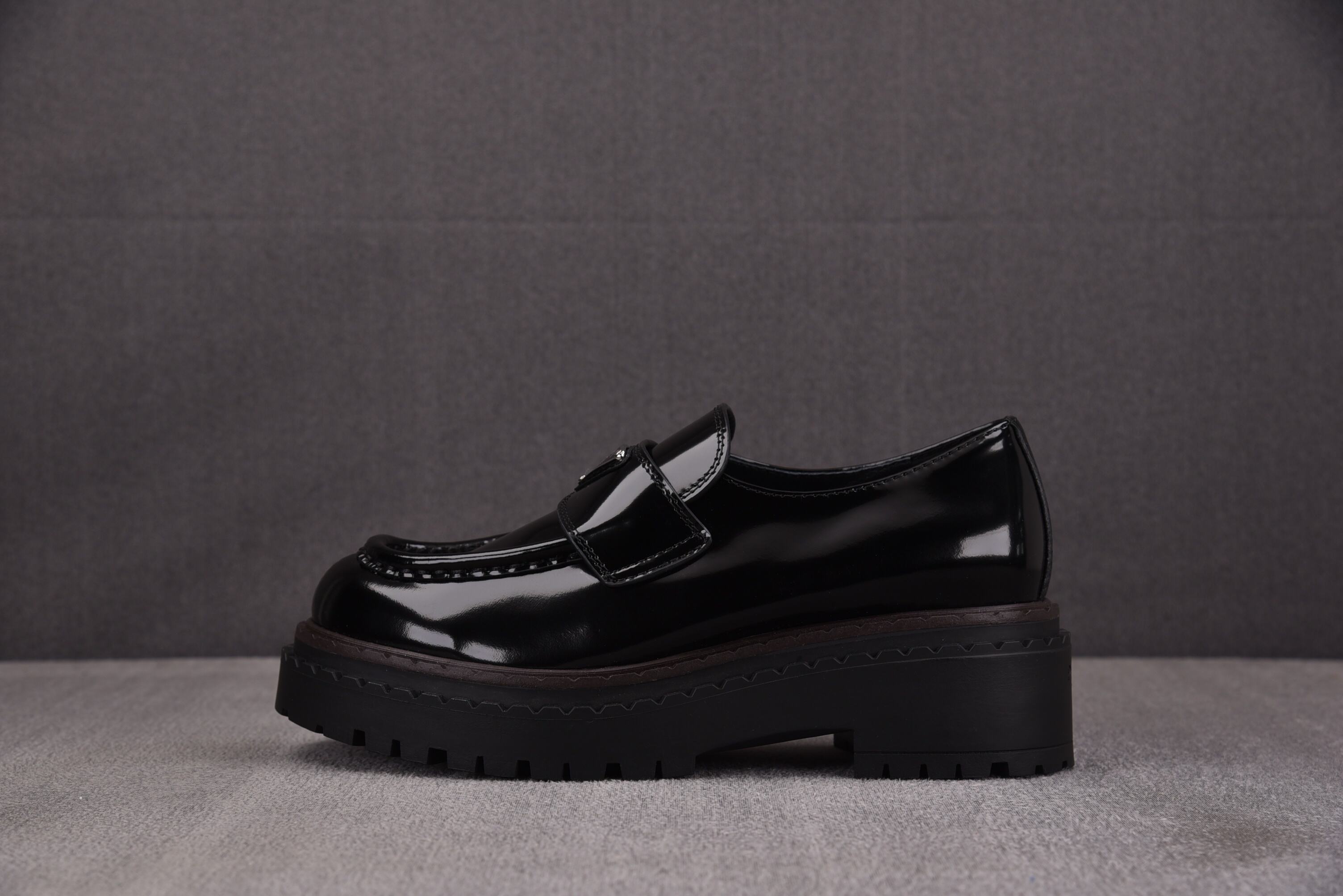 【CY】프라다 광택 가죽 블랙