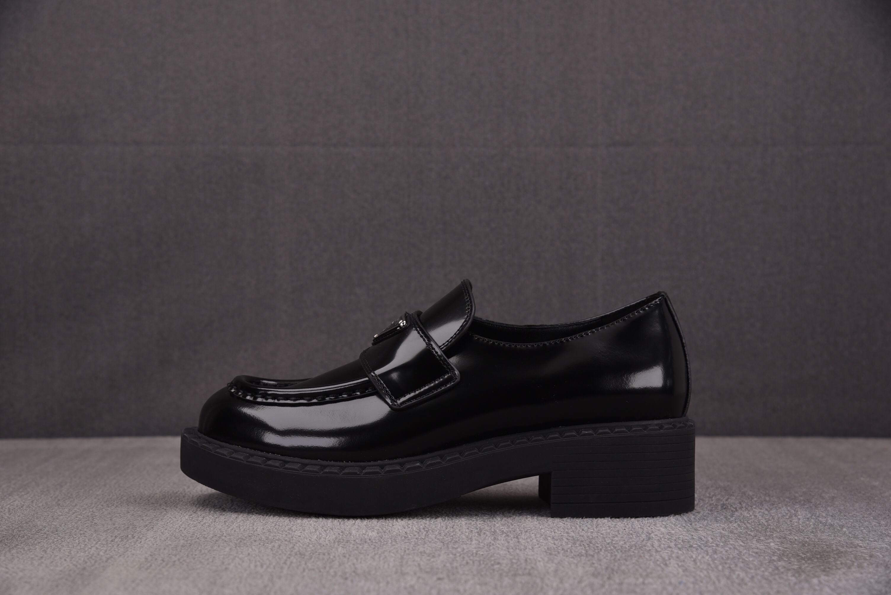 【CY】프라다 가죽 로우컷 블랙