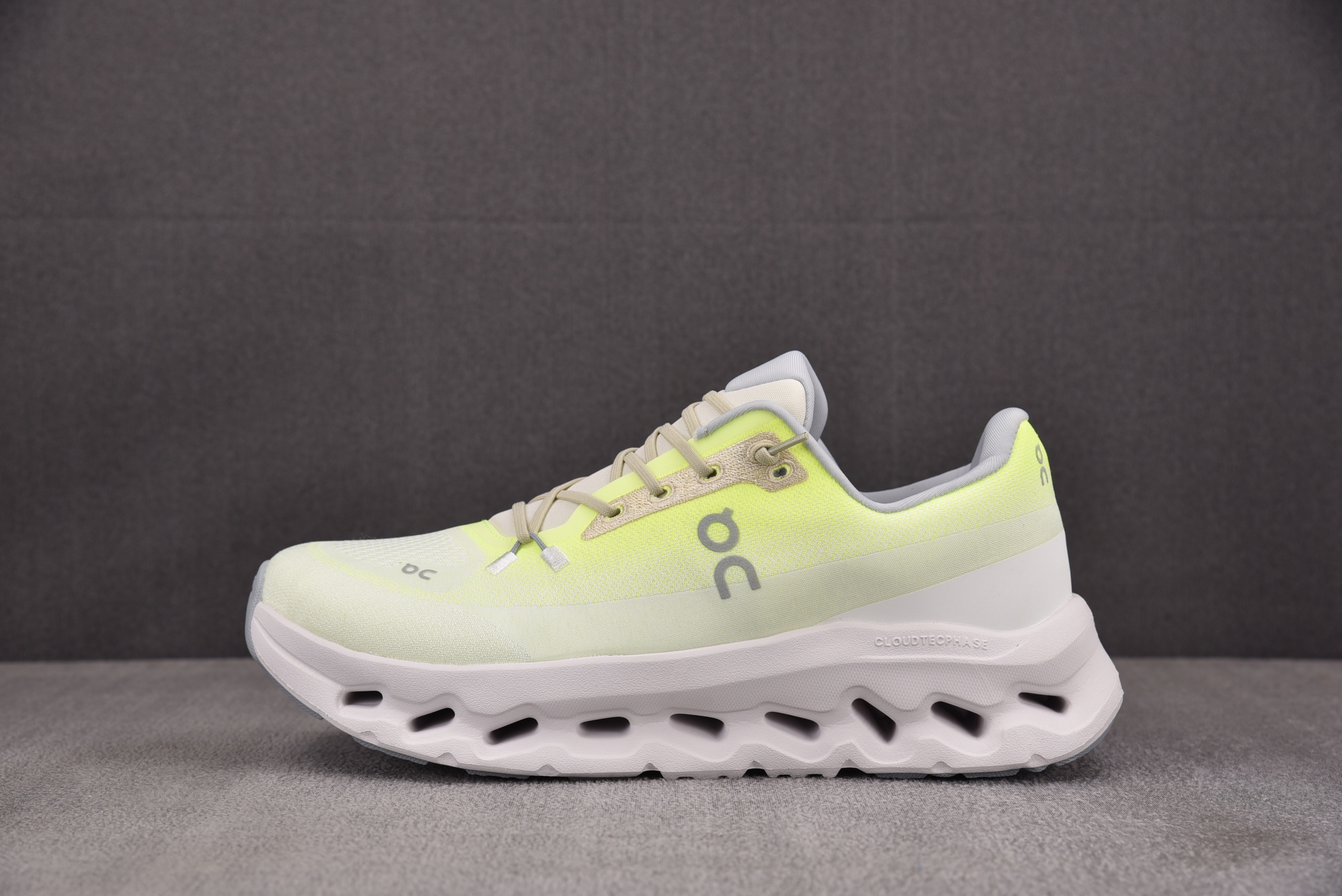 【KO】On Cloudtilt 연그린 화이트