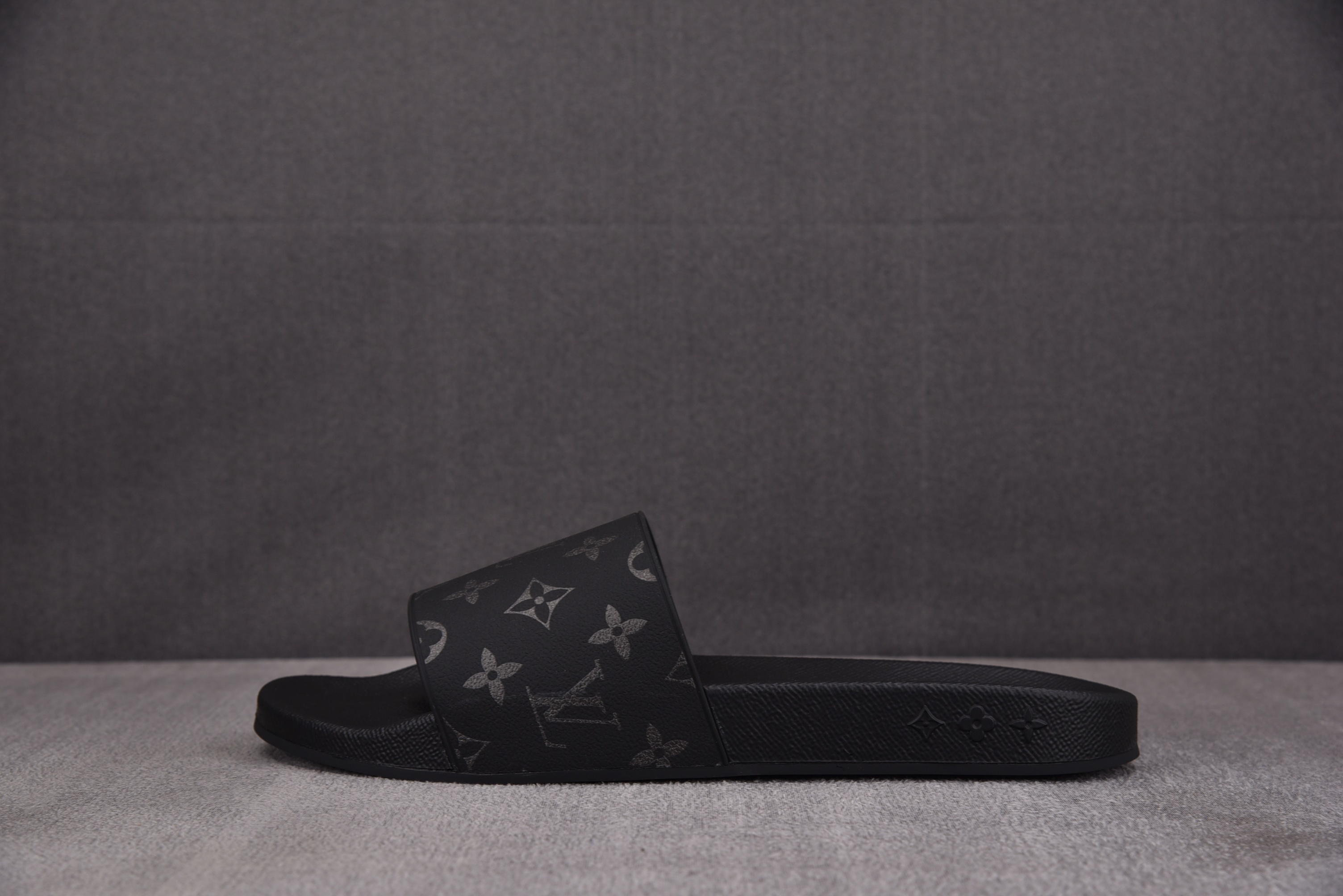 【GD】루이비통 풀 필로우 컴포트 블랙