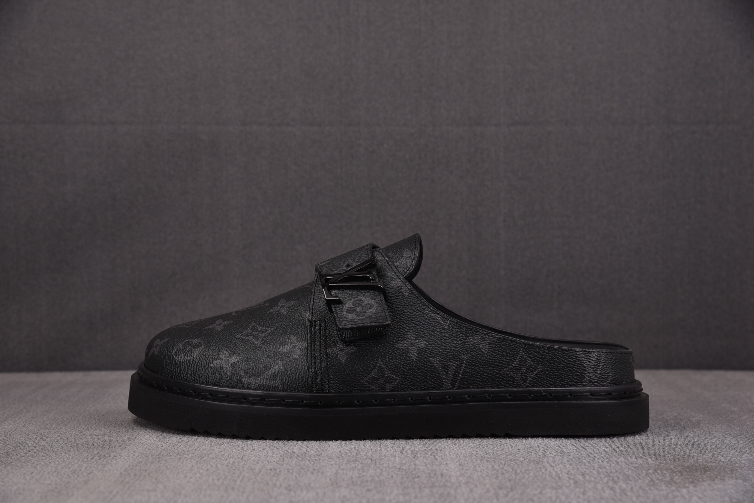 【BQ】루이비통 코지 컴포트 플랫 샌달 블랙