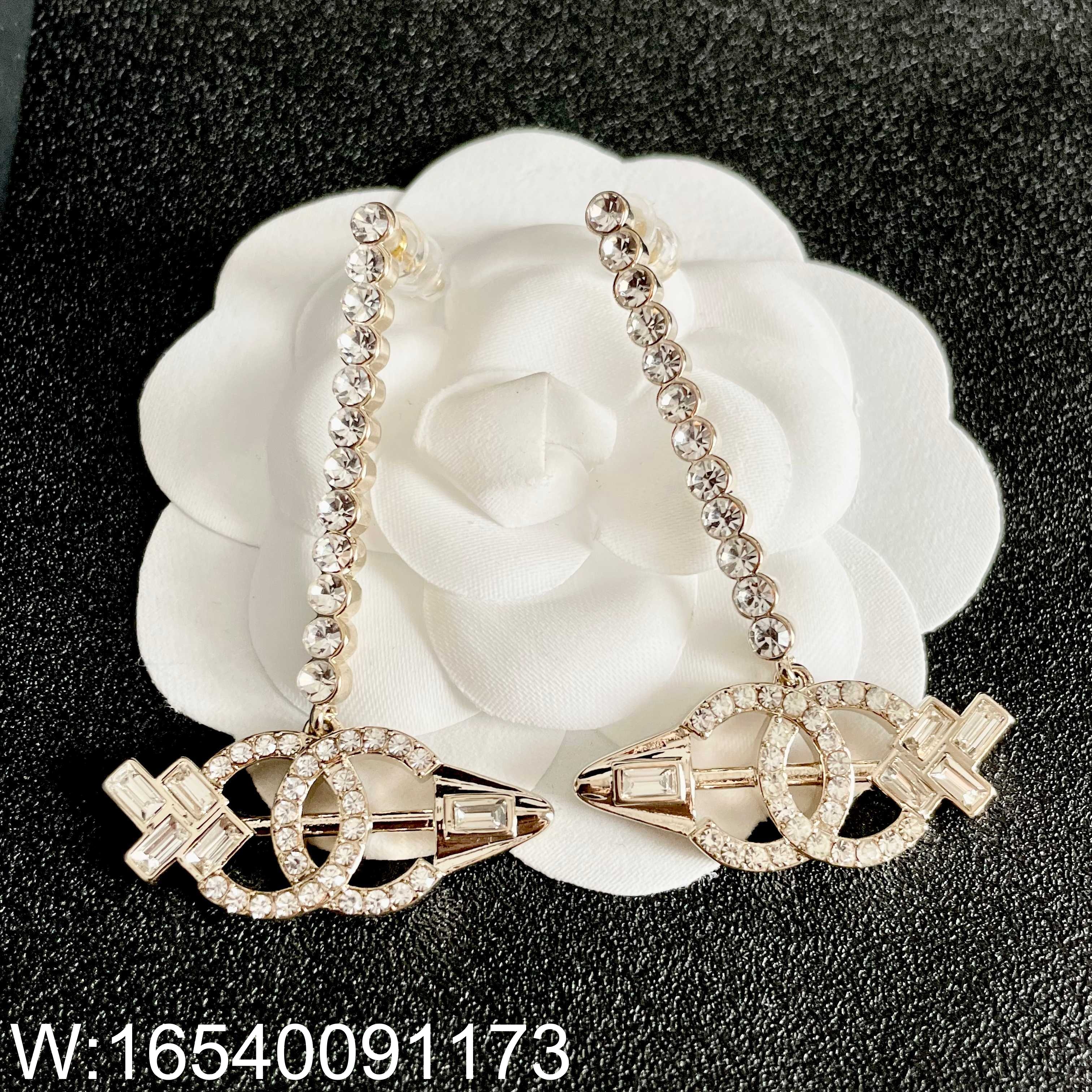 AGG 샤넬 CC로고 화살 귀걸이