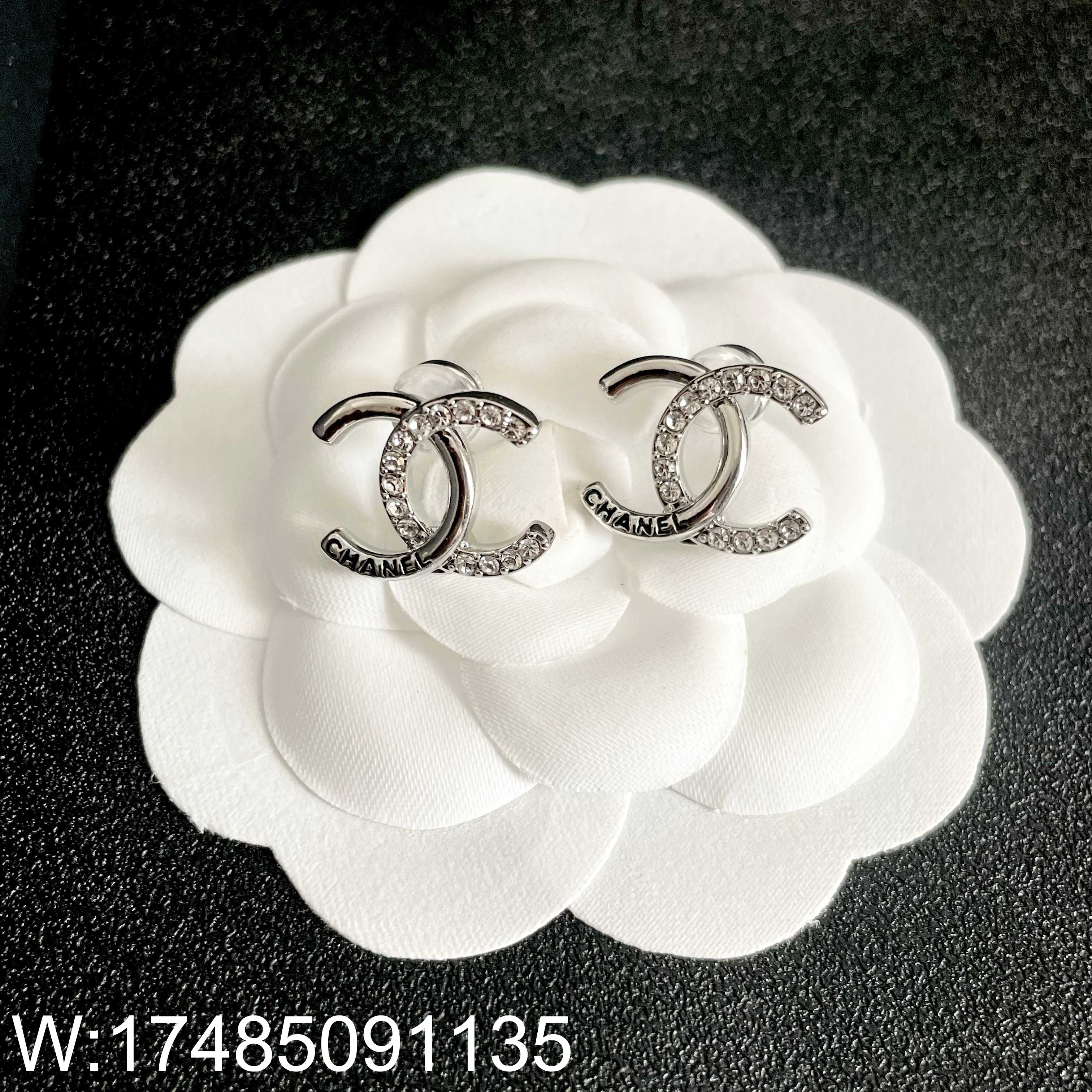 AGG 샤넬 모노그램 큐빅 CC로고 귀걸이 실버