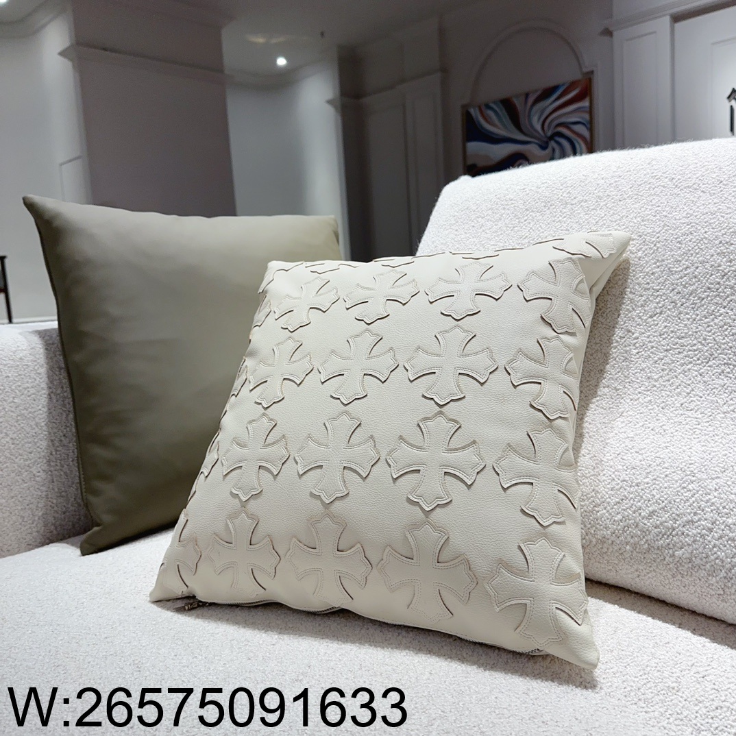 AGG 크롬하츠 소파 순색 십자가 패치 사각 허그쿠션 아이보리