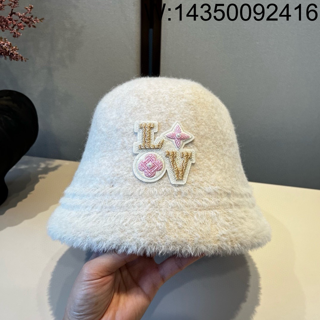 AGG 루이비통 LV 로고 패치 양털 모자 화이트