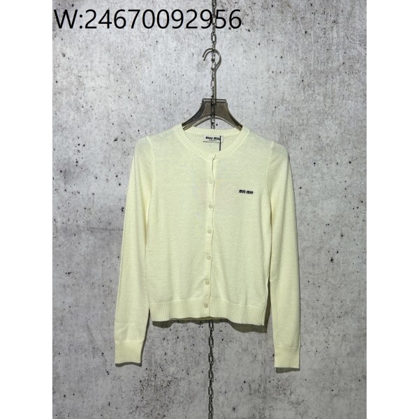 [사슬공장] 미우미우 모노그램 자카드 단색 단추 가디건 화이트