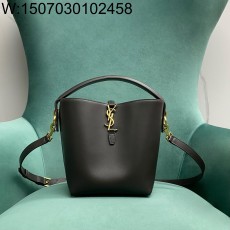 Pomegrante 생로랑 유광 가죽 소재의 LE 37 스몰백 749036 20*13*17cm 블랙