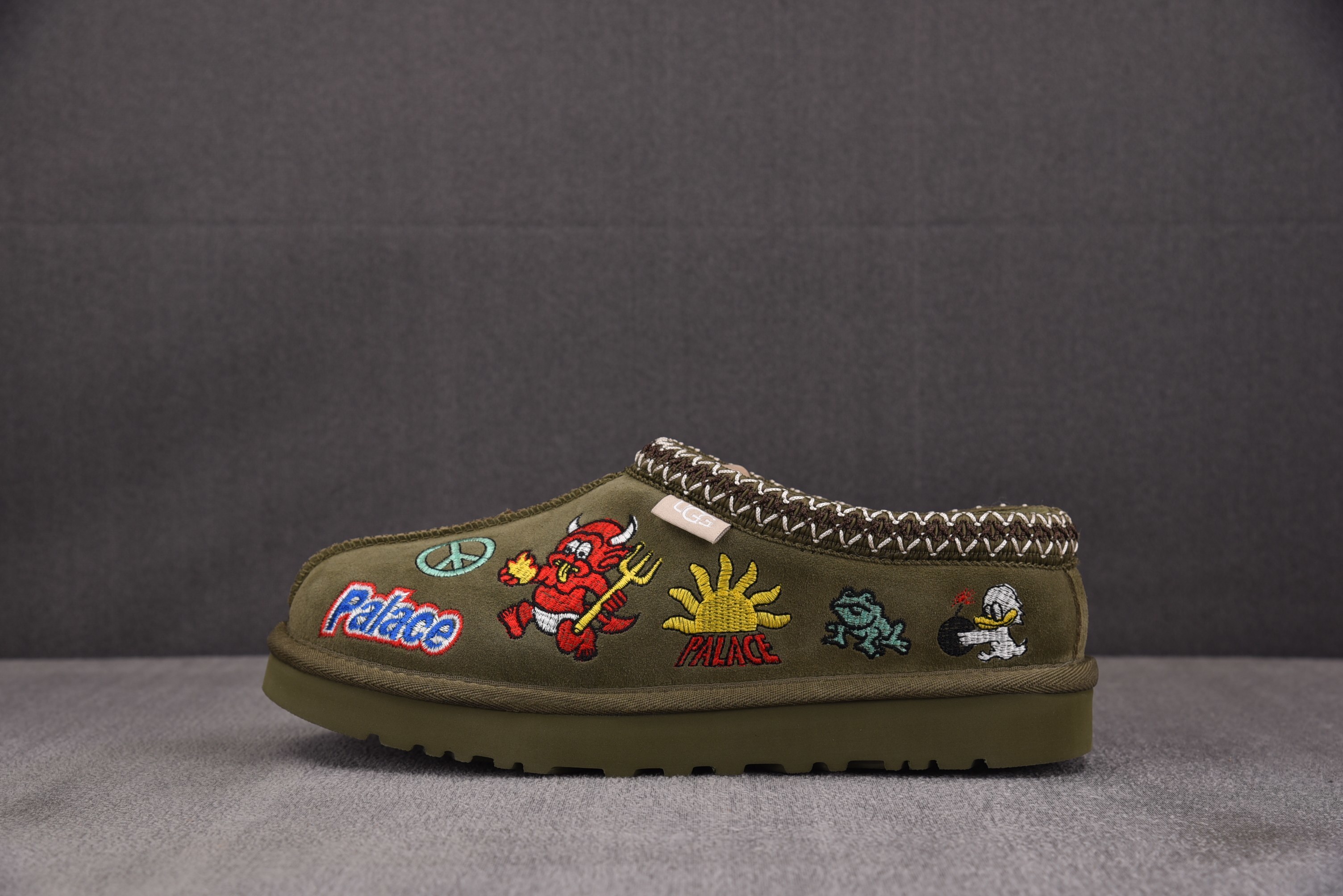 어그 타즈 카키 1122553-FRSN