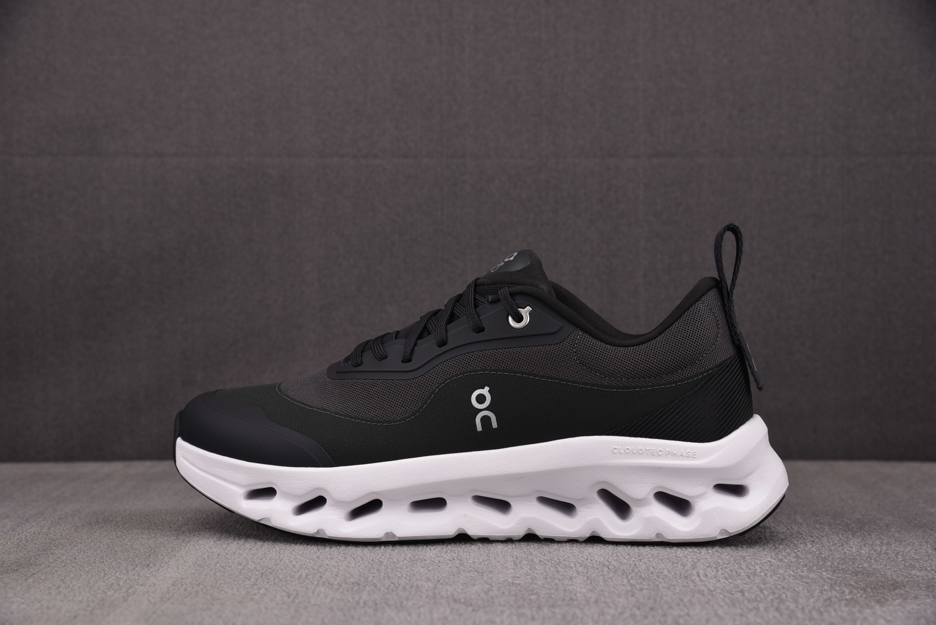 【M】On x LOEWE 클라우드 틸트 2.0 블랙 화이트