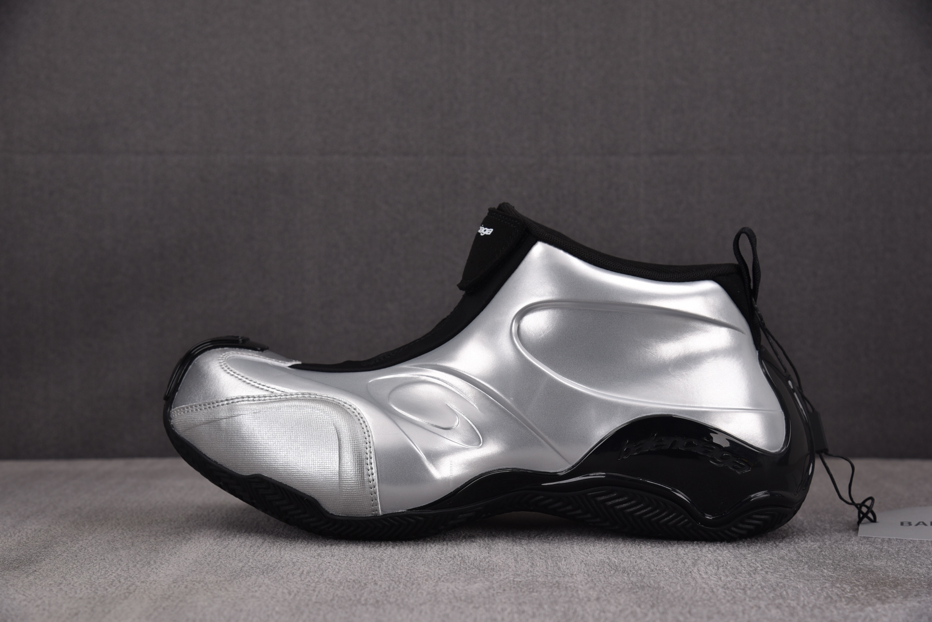 【XA】발렌시아가 바스켓볼 라운드토 지퍼 디자인 실버