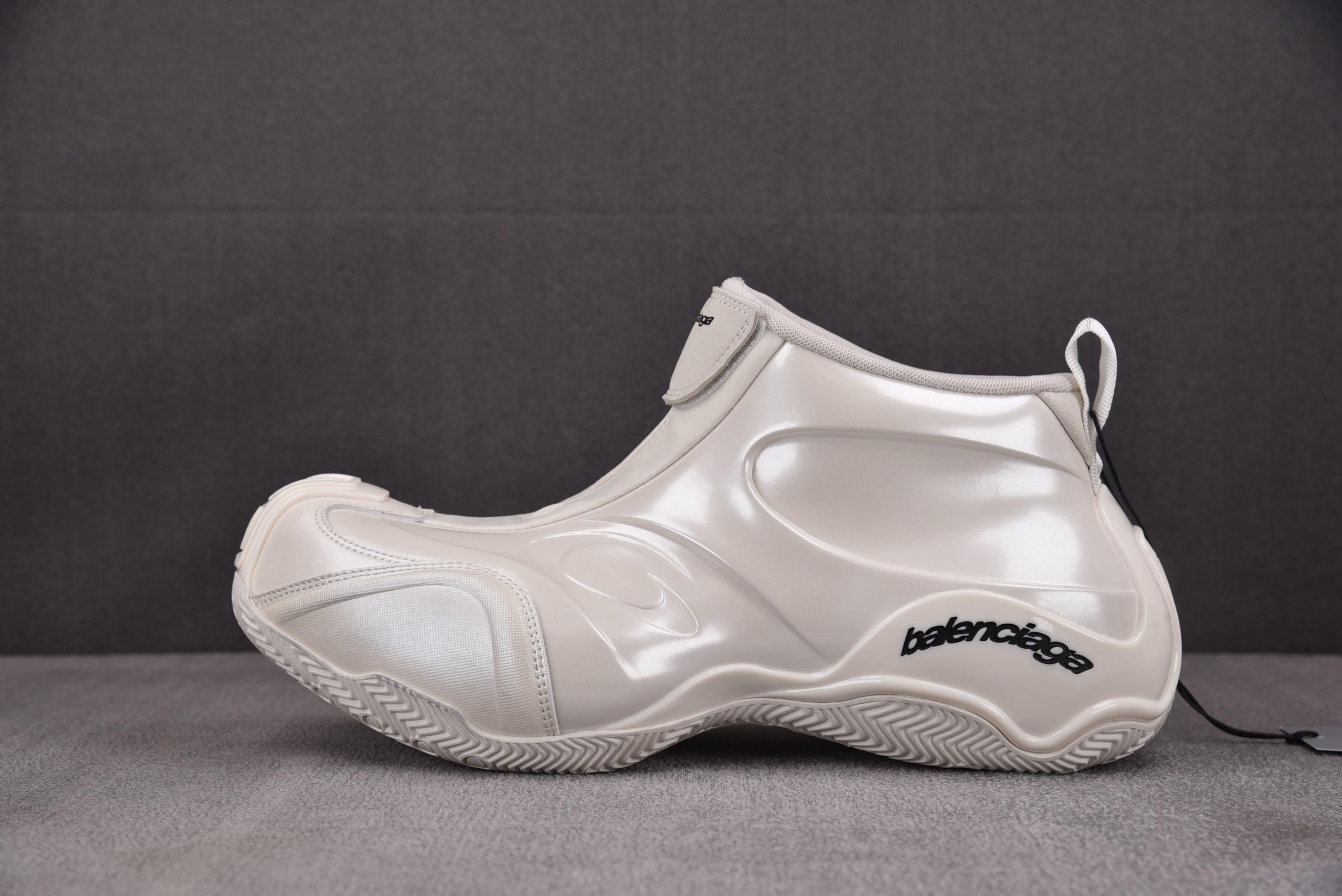 【XA】발렌시아가 바스켓볼 라운드토 지퍼 디자인 아이보리