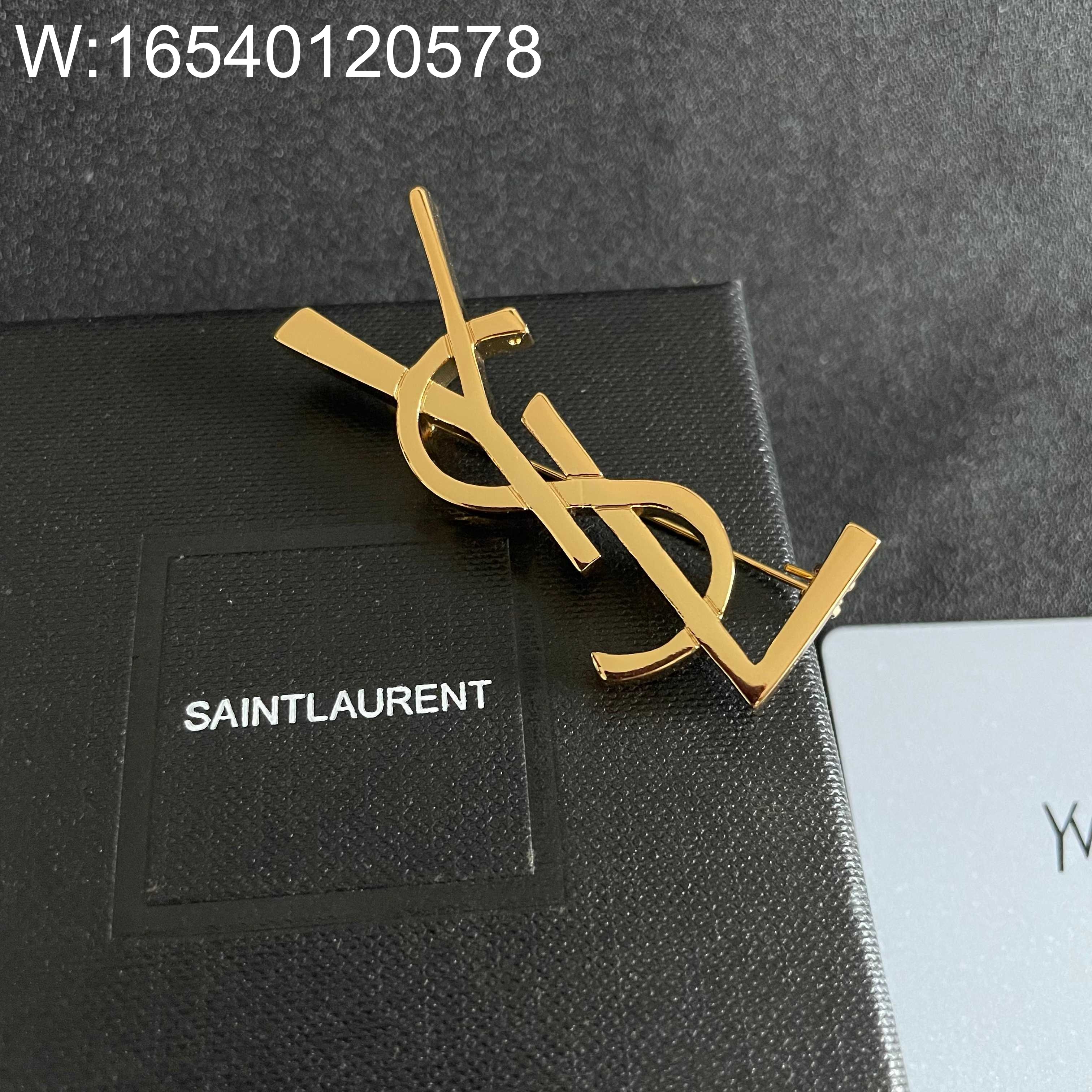 AGG 생로랑 베이직 로고 브로치 골드