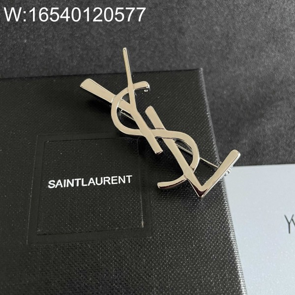 AGG 생로랑 베이직 로고 브로치 실버