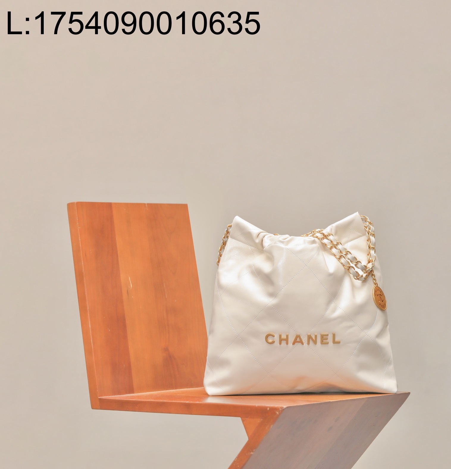 [CD] 샤넬 금장 22백 35*37cm 화이트 스몰