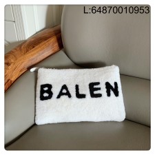 [dxg] 발렌시아가 모노그램 시어링 퍼 파우치 34*23*2cm 화이트 레더