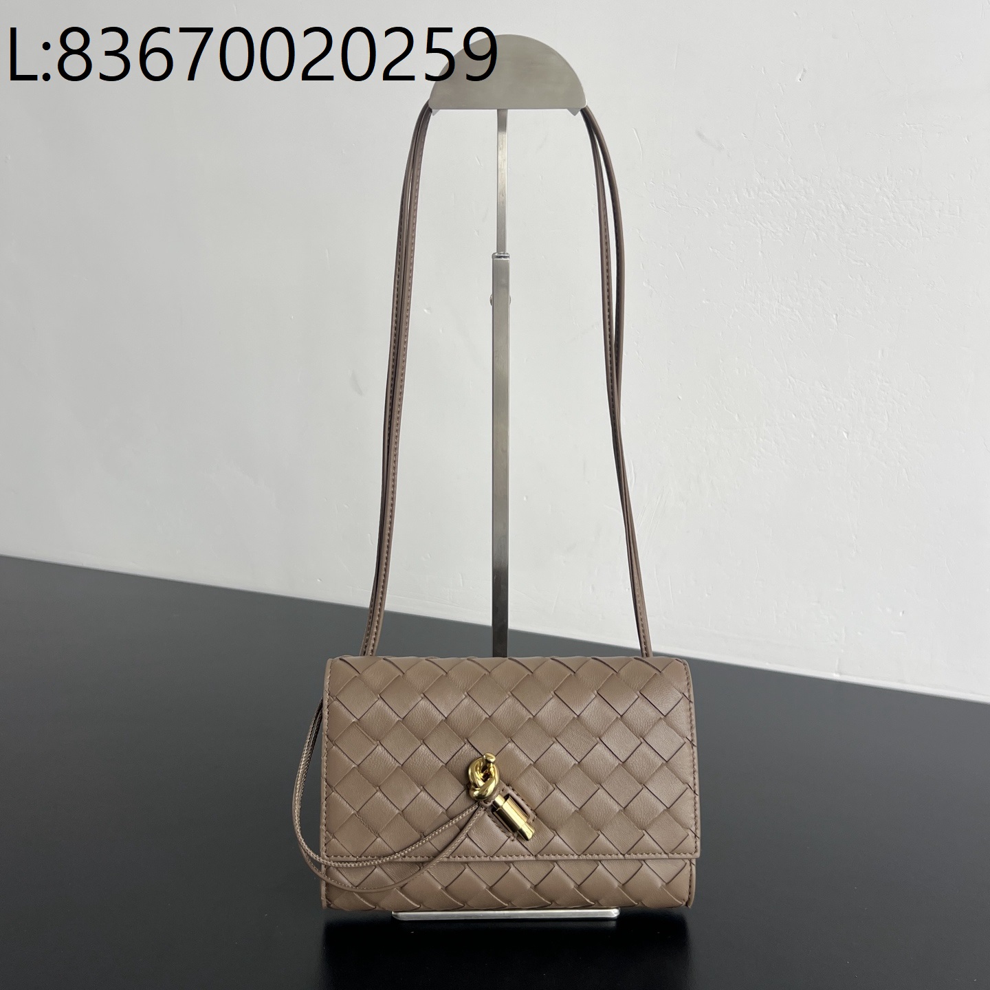 징 팩토리 보테가베네타 안디아모 파우치 온 스트랩 파인콘 836940 19*13*2cm