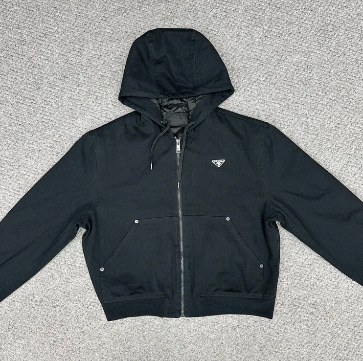 [윌리엄셀러] 프라다 후드 집업 자켓 블랙 웨이디안 주소