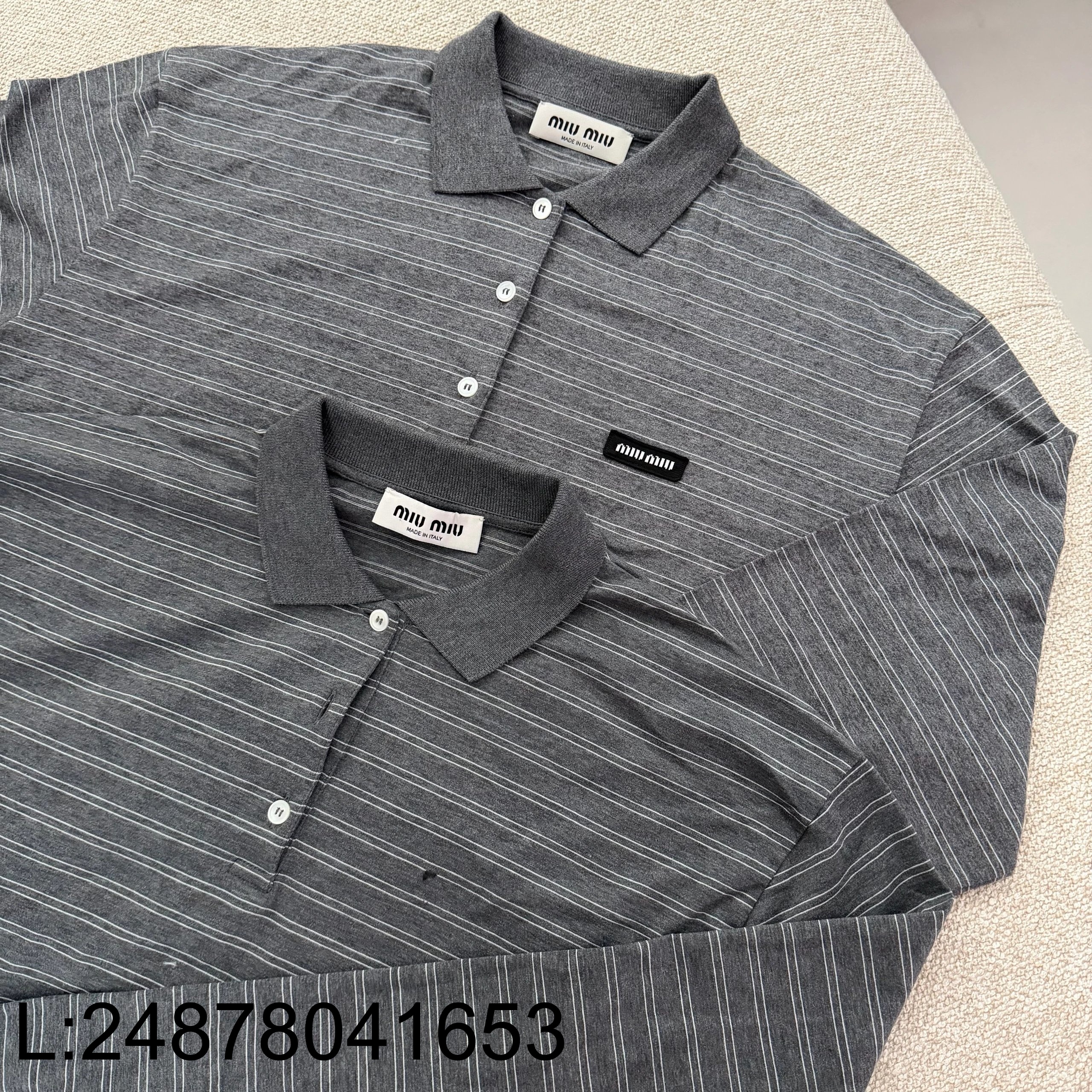 [콜라 셀러] 미우미우  코튼 저지 폴로 셔츠 슬레이트 그레이 화이트 스트라이프 / 카라티 / 긴팔티 / 폴로티 웨이디안 주소